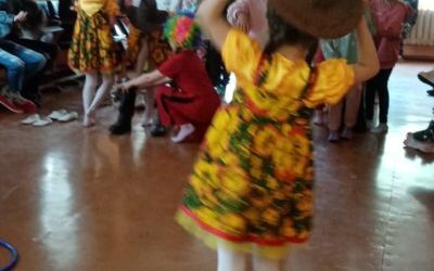 С веселой детской песни