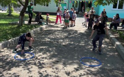 Маленькие дети на большой планете