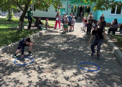 Маленькие дети на большой планете
